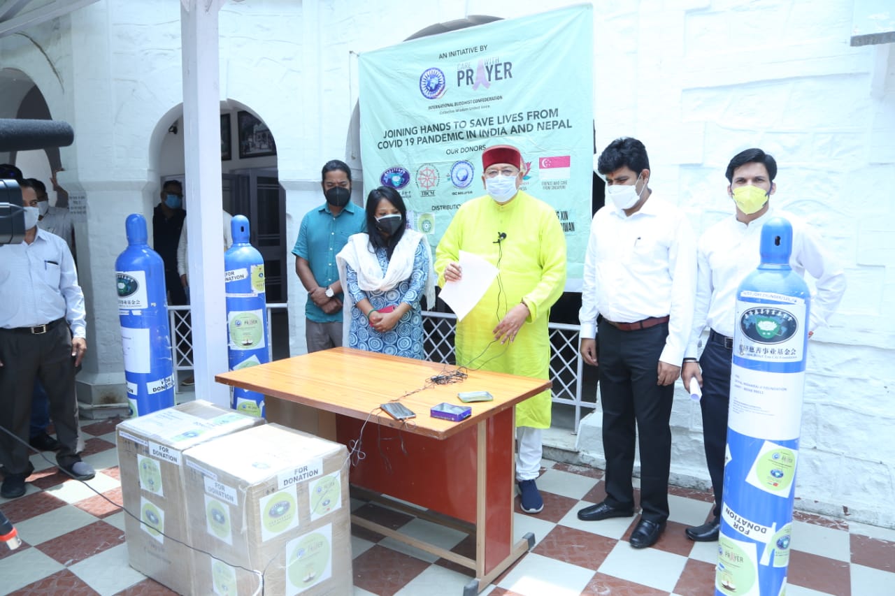 Buddhist Confederation organization presented 20 oxygen concentrators and 50 oxygen cylinders to Maharaj
