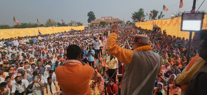 विकास के लिए भाजपा को जिताकर प्रधानमंत्री मोदी के हाथों को मजबूत करें- महाराज 