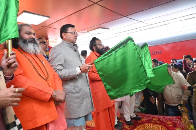 मुख्यमंत्री ने हरिद्वार से अयोध्या आस्था स्पेशल ट्रेन को दिखायी हरी झंडी