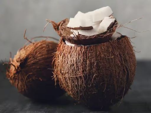 कच्चा नारियल है सेहत के लिए वरदान, खाने पर मिलेंगे ढेर सारे फायदे और वजन भी होगा कम