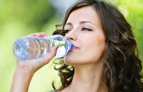 ठंड में ज्यादा पानी पीना बिगाड़ सकता है सेहत, जानिए कितना और किस तरीके से पिएं पानी