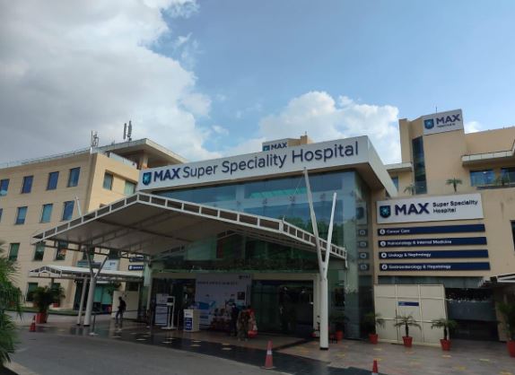 मैक्स सुपर स्पेशलिटी अस्पताल ने CUSA तकनीक का उपयोग करके  41 वर्षीय व्यक्ति की बचाई जान