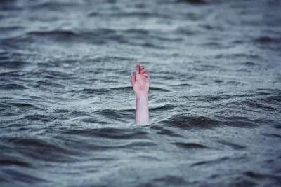 प्रवासियों को लेकर जा रही नाव डूबी, 21 लोगों की मौत