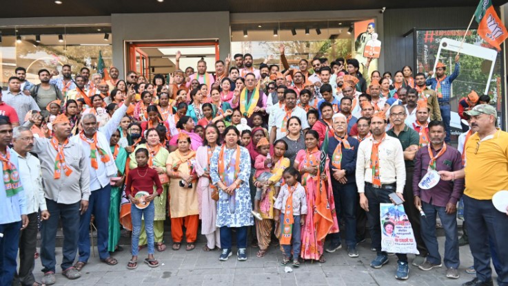 भाजपा प्रत्याशी माला राज्य लक्ष्मी शाह के पक्ष में मतदान की अपील करते कैबिनेट मंत्री गणेश जोशी