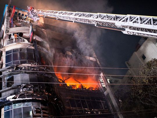 ढाका में 7 मंजिला रेस्तरां में लगी आग, 43 की मौत, दर्जनों घायल