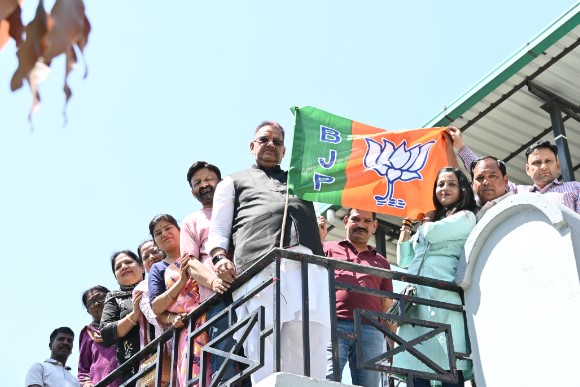भारतीय जनता पार्टी के 45 वें स्थापना दिवस के अवसर पर झंडा फहराते कैबिनेट मंत्री गणेश जोशी