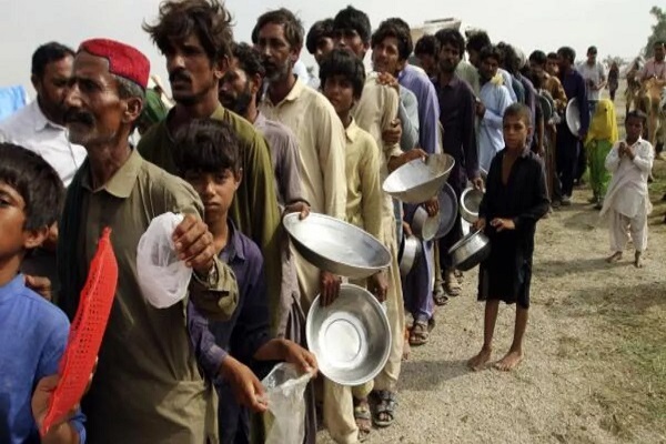 कंगाली की राह पर पाकिस्तान, गरीबी रेखा के नीचे जा सकते हैं एक करोड़ लोग