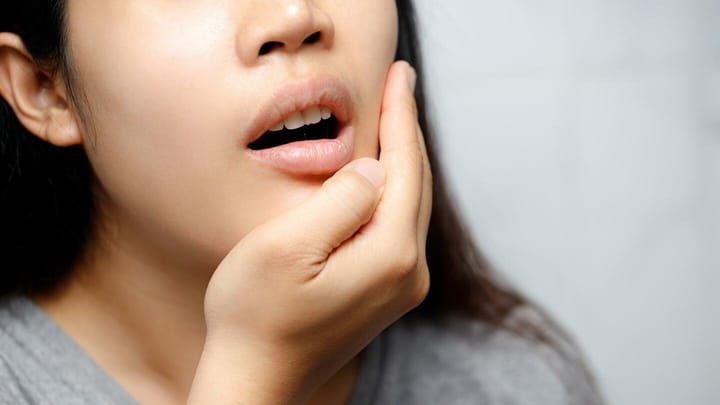 दांत दर्द और मुंह की बदबू से हैं परेशान, तो हो सकती है शरीर में इन विटामिंस की कमी