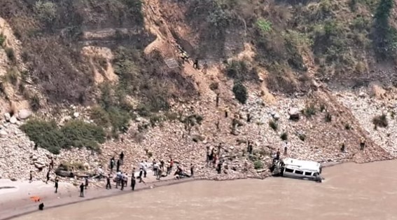 अलकनन्दा नदी में गिरा टेम्पो ट्रैवलर, 10 तीर्थयात्रियों की मौत 