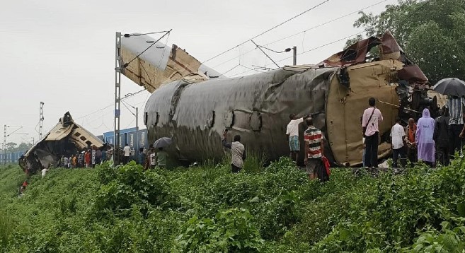 बिहार-बंगाल की सीमा के पास हुआ भीषण ट्रेन हादसा, 5 लोगों की मौत, 25 गंभीर घायल