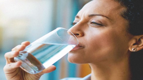 वजन कम करना है तो हर रोज 3 लीटर पानी पीना है जरूरी? जानें दोनों के बीच क्या है खास कनेक्शन