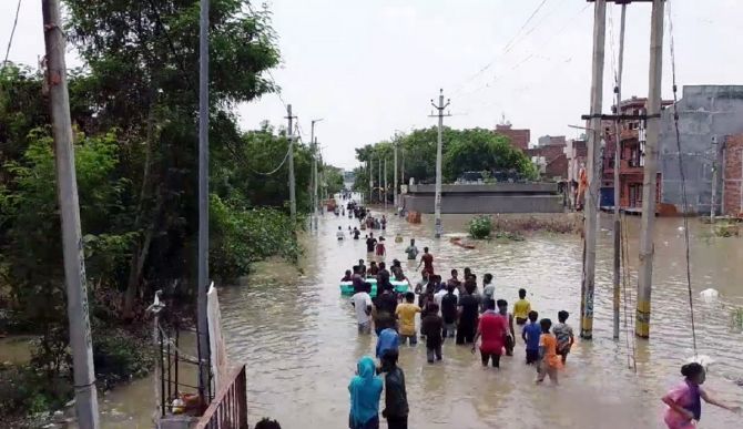 बिना बारिश के डूबा उत्तर पश्चिमी दिल्ली का बवाना, नहर में आई दरार भरने की कोशिश जारी