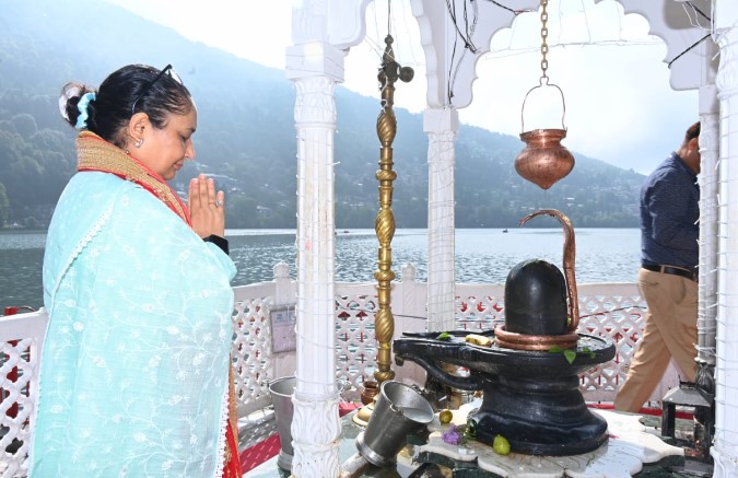 विधानसभा अध्यक्ष ऋतु खण्डूडी ने नयना देवी और कैंची धाम मंदिर में दर्शन कर की पूजा अर्चना