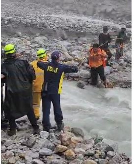 गौमुख-चीड़वासा के पास पुल टूटने से फंसे आठ कांवड़ियों को सुरक्षित निकाला गया
