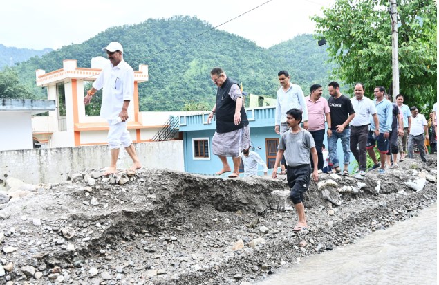 कैबिनेट मंत्री गणेश जोशी ने सेरकी मालदेवता में अतिवृष्टि के कारण हुए नुकसान का किया स्थलीय निरीक्षण