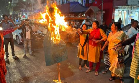 सैलून का काम करने वाले मुस्लिम युवक ने नाबालिग से की छेड़छाड़, आक्रोशित जनता ने किया सीएम का पुतला दहन 