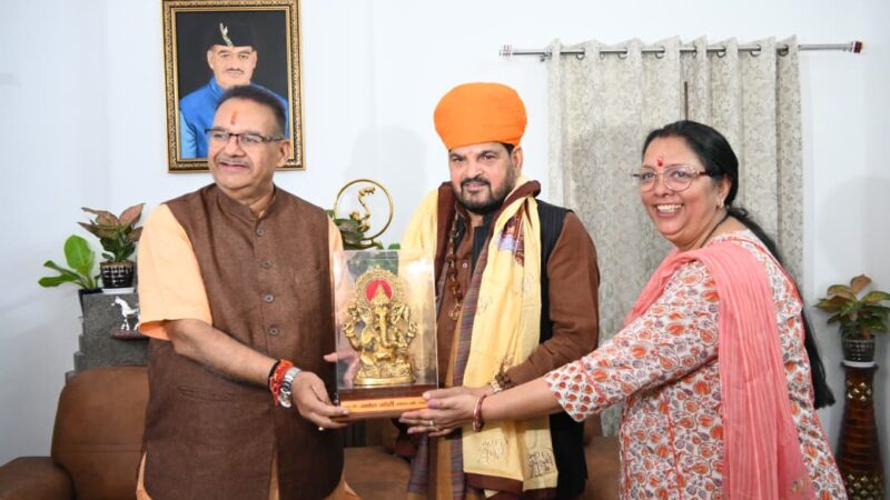 कैबिनेट मंत्री गणेश जोशी ने अपने आवास पर पूर्व सांसद बृजभूषण शरण सिंह का किया स्वागत