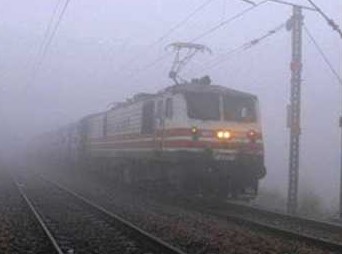 घने कोहरे से रेल यातायात प्रभावित, वंदे भारत समेत कई ट्रेनें लेट, रेलवे ने उठाए बड़े कदम