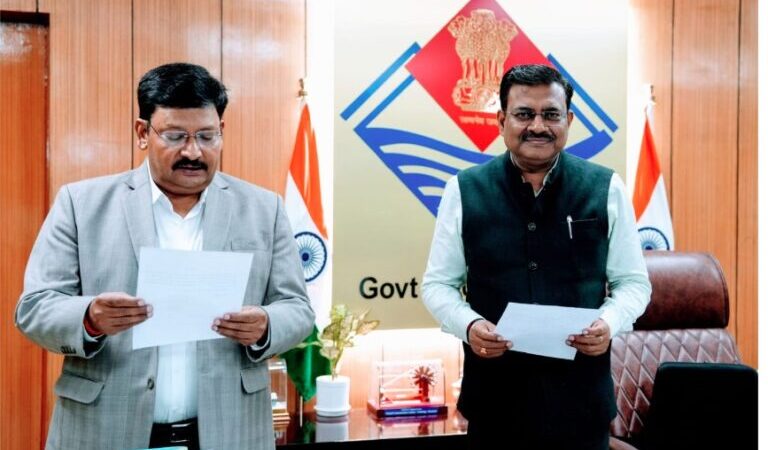 सेवा का अधिकार आयोग के आयुक्त बने दीपेन्द्र चौधरी, मुख्य सचिव ने दिलाई पद की शपथ