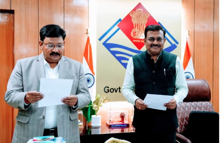 सेवा का अधिकार आयोग के आयुक्त बने दीपेन्द्र चौधरी, मुख्य सचिव ने दिलाई पद की शपथ